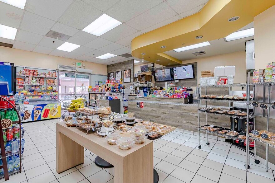 More Photos Of 1015 Crocker St, Los Angeles Storefront For Sale