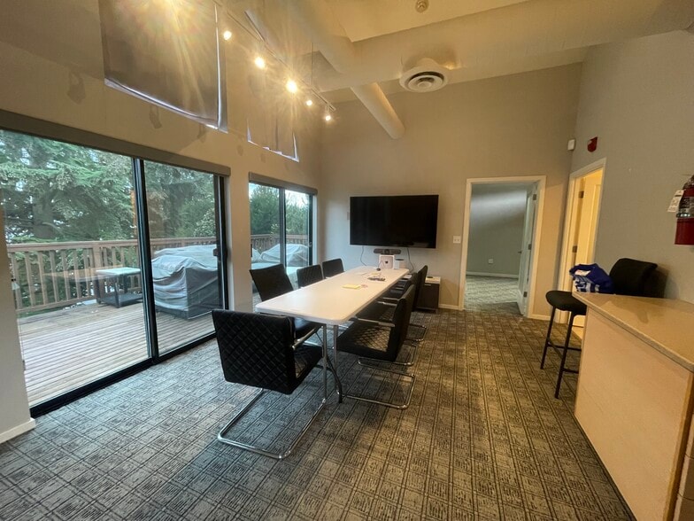 More Photos Of 720 8th Ave, Kirkland Flex For Sale