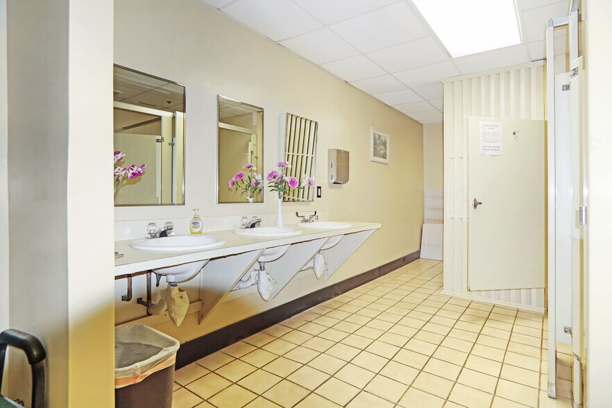 More Photos Of 1560 Commercial Ct, Jonesboro Office For Sale