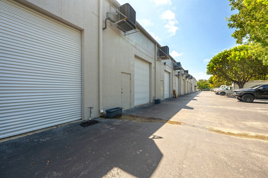More Photos Of 5405 Taylor Rd, Naples Showroom For Sale