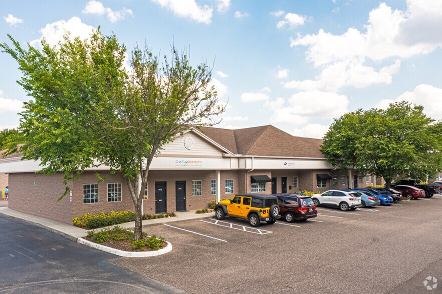 More Photos Of 1035-1053 E Brandon Blvd, Brandon Office For Lease
