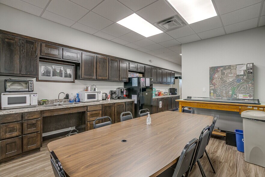 More Photos Of 949 Hilltop Dr, Weatherford Office For Lease