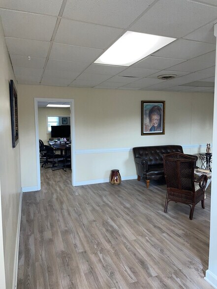 More Photos Of 727 J Clyde Morris Blvd, Newport News Office For Sale