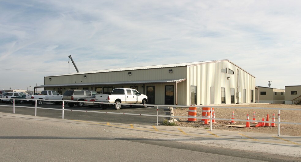 More Photos Of 108 McNutt Rd, Hutto Warehouse For Lease