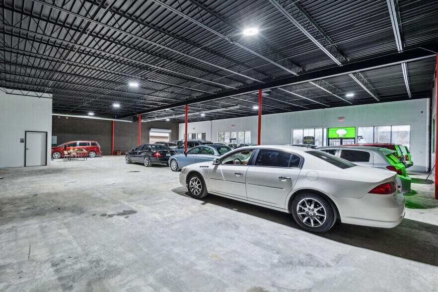 More Photos Of 2020 W Northwest Hwy, Dallas Freestanding For Sale