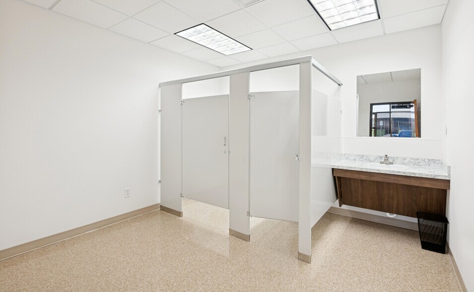 More Photos Of 4400-4440 Beltway Dr, Addison Flex For Sale