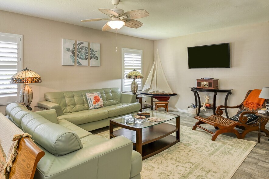 More Photos Of 105 Central Ave, Crescent City Office For Sale