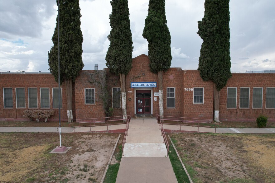 More Photos Of 7090 Alameda Ave, El Paso Schools For Lease