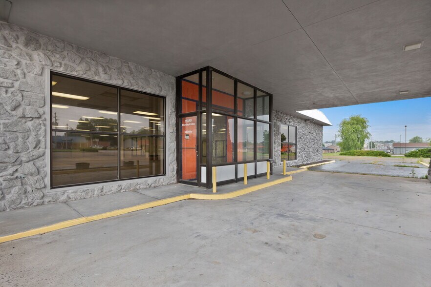 More Photos Of 610 Sainte Genevieve Dr, Sainte Genevieve Auto Dealership For Sale