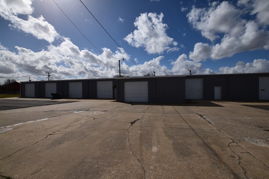 More Photos Of 2175 W Choctaw St, Tahlequah Light Distribution For Sale