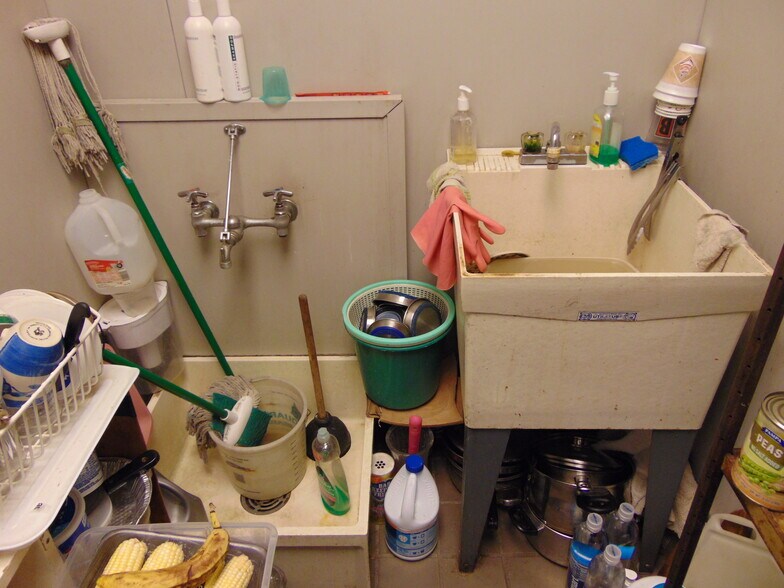 More Photos Of 15390 Gratiot Ave, Detroit Storefront For Lease