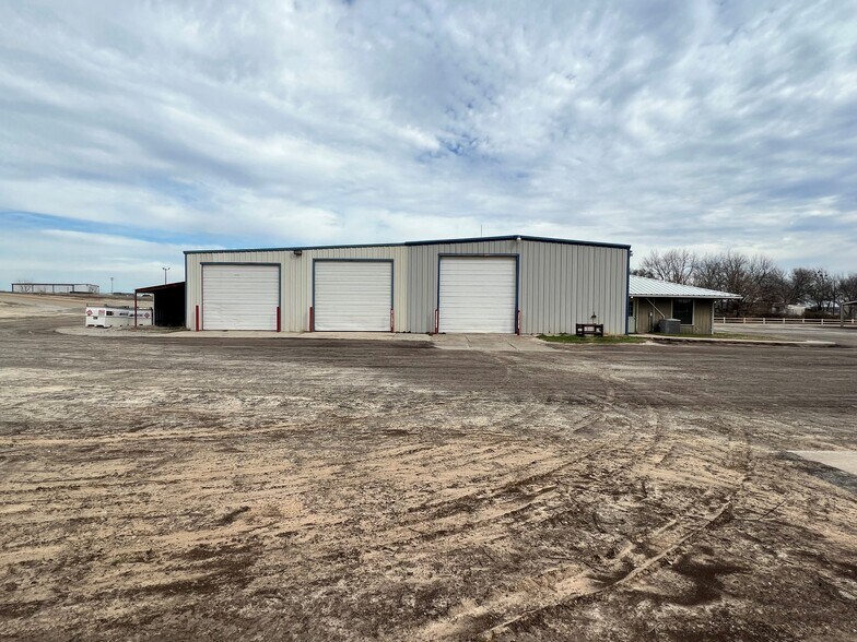 More Photos Of 500 Dennis Rd, Weatherford Flex For Lease
