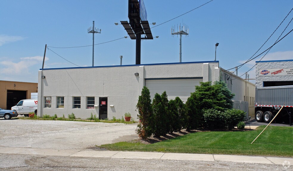 More Photos Of 15W740 Frontage Rd, Willowbrook Warehouse For Lease