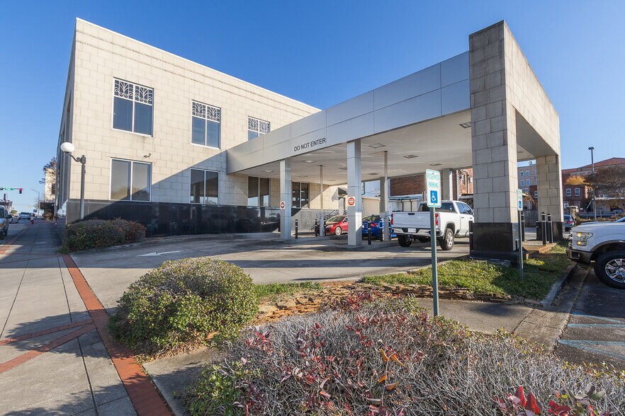 More Photos Of 129 N Main St, Anderson Office For Lease