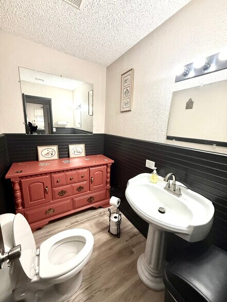 More Photos Of 1020 18th St, Woodward Office For Sale