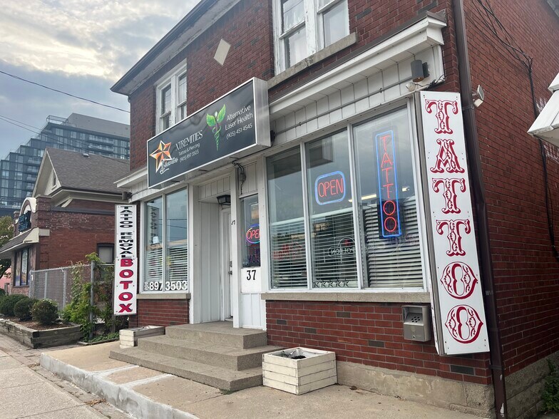 More Photos Of 37 Dundas St W, Mississauga Storefront Retail Residential For Sale