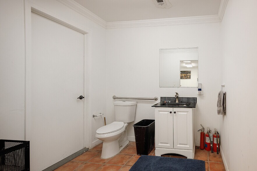 More Photos Of 1406-1420 Telephone Rd, Houston Showroom For Lease