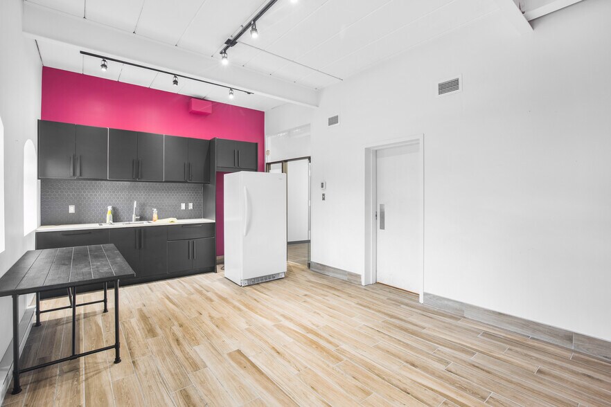 More Photos Of 4 Rue Saint-Charles E, Longueuil Office For Lease