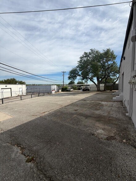 More Photos Of 11911-11913 Warfield St, San Antonio Warehouse For Sale