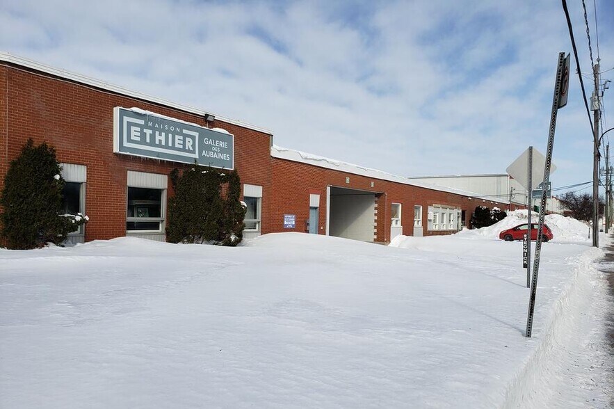 More Photos Of 126 Rue Jacques-Cartier N, St-Jean Storefront For Sale