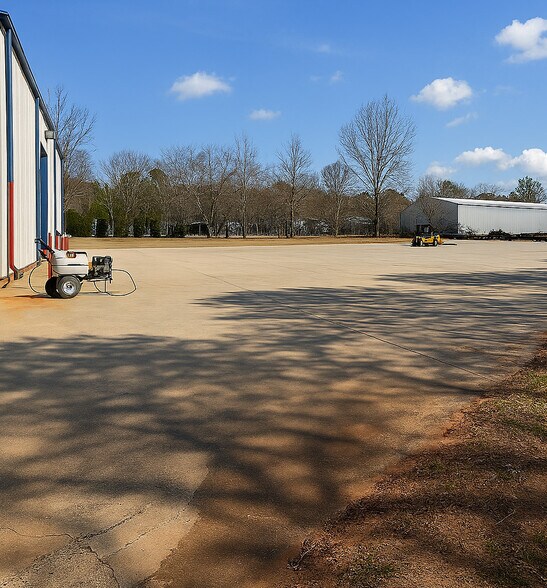 More Photos Of 2350 Danbury Ln, Gainesville Warehouse For Lease