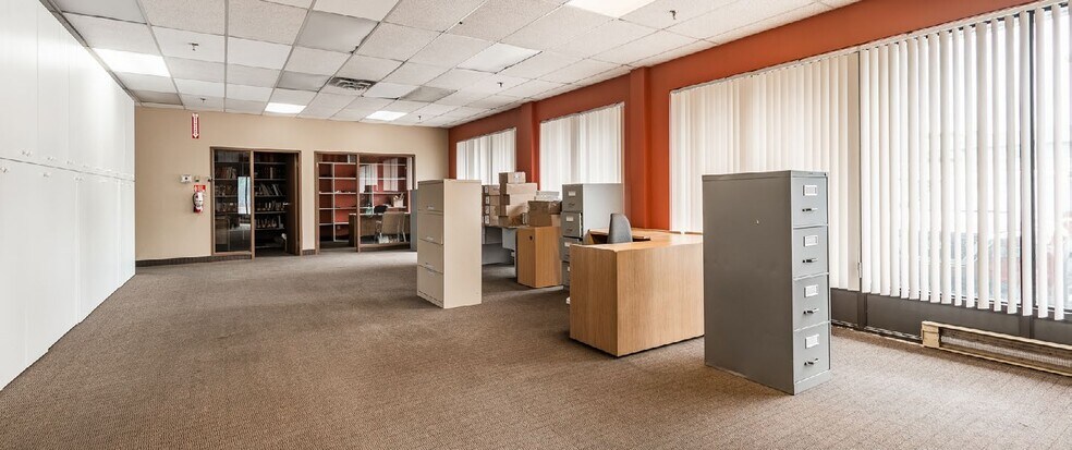More Photos Of 1730-1790 Av Newton, Québec Distribution For Lease