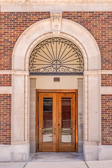 More Photos Of 200 Main Plz, San Antonio Office For Lease