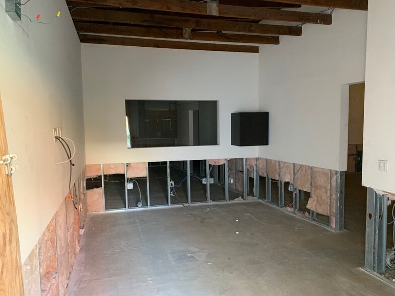 More Photos Of 2003-2011 Main St, Santa Monica Freestanding For Sale