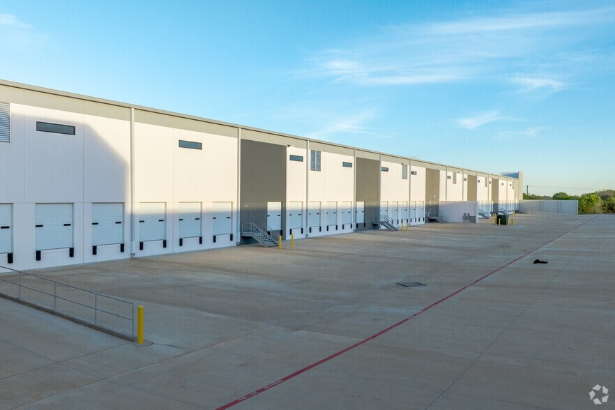 More Photos Of 3411 Mingo Rd, Denton Unknown For Lease