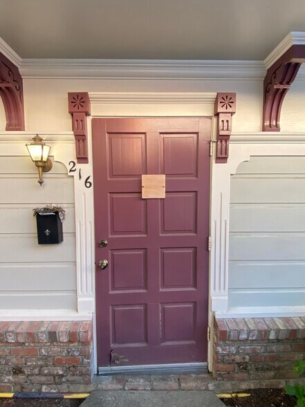 Primary Photo Of 216 N Cloverdale Blvd, Cloverdale Office Residential For Lease