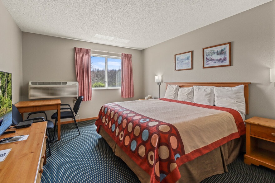 More Photos Of 726 S Lake Ave, Phillips Hotel For Sale