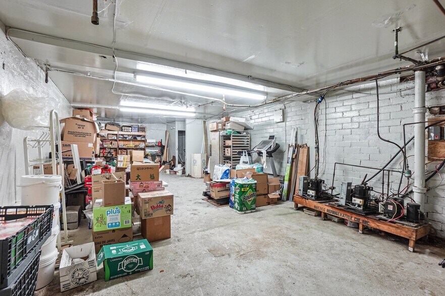 More Photos Of 6125-6131 Av de Monkland, Montréal Storefront Retail Residential For Lease