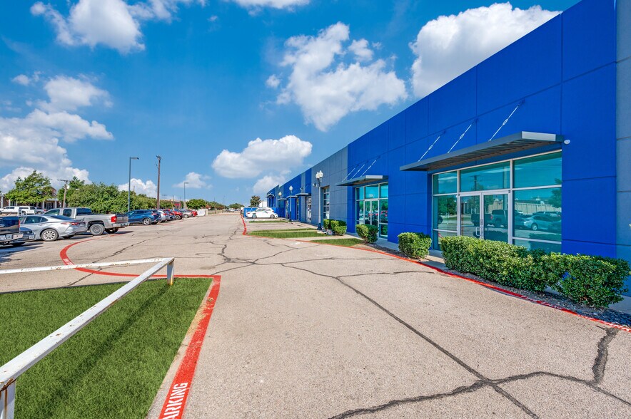 Primary Photo Of 1000 W Crosby Rd, Carrollton Warehouse For Lease