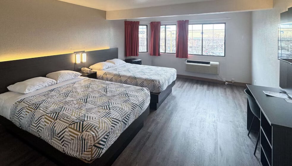 More Photos Of 1535 W Milwaukee Ave, Glenview Hotel For Sale