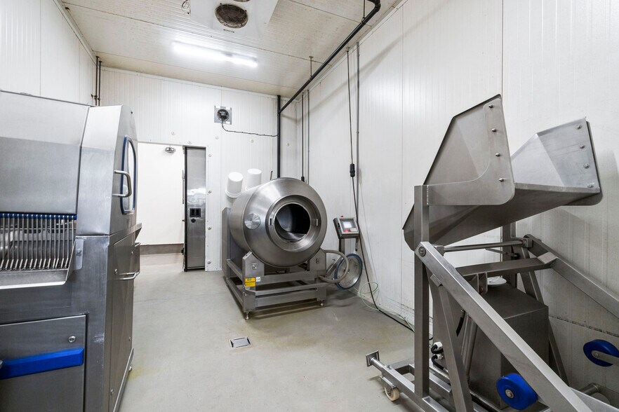 More Photos Of 4141 54 St SE, Salmon Arm Manufacturing For Sale