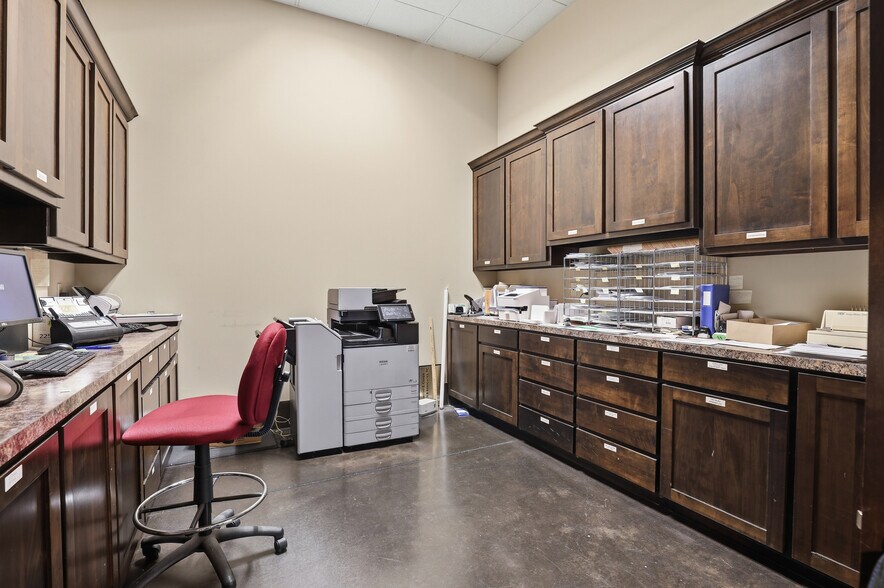 More Photos Of 140 E Main St, Lewisville Office For Sale