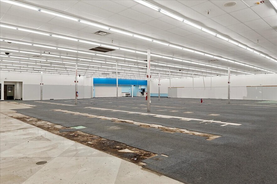 More Photos Of 920 E North Grand Ave, Springfield Freestanding For Lease