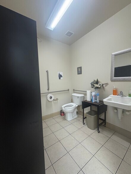 More Photos Of 2231 NW Broad St, Murfreesboro Showroom For Lease