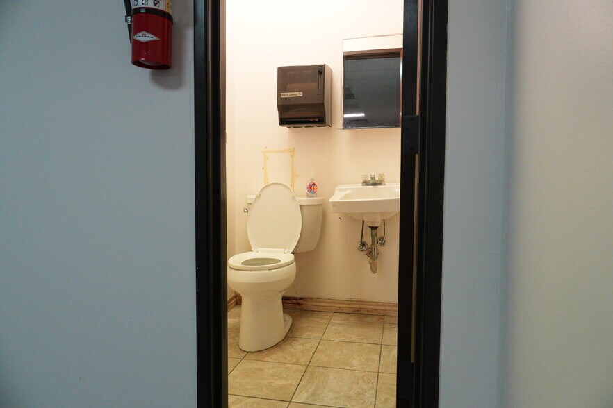 More Photos Of 501 Industrial Dr, Richardson Warehouse For Lease