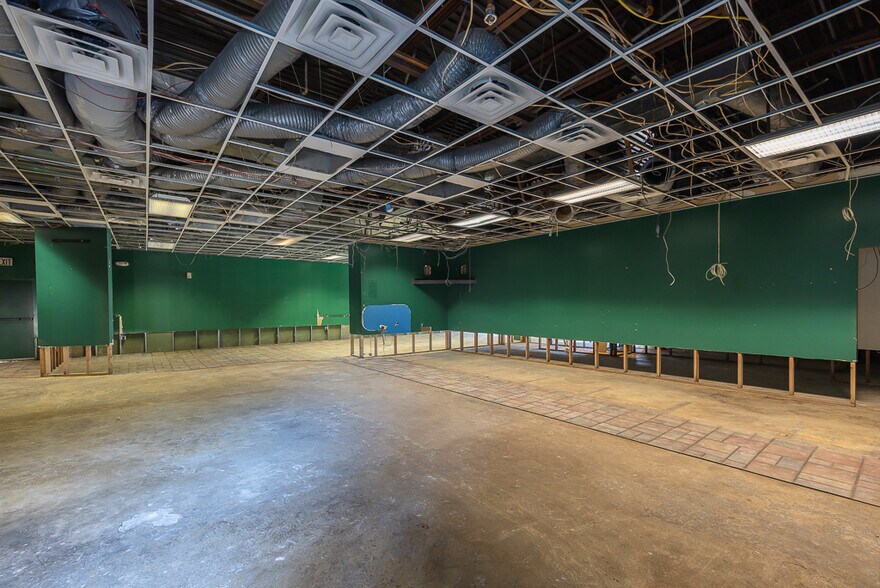 More Photos Of 12 E Dexter Plz, Pearl River Warehouse For Lease