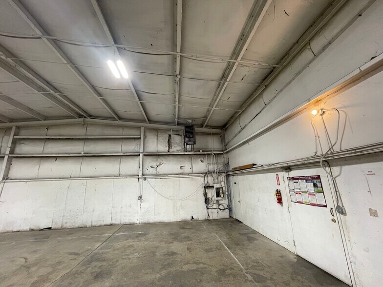 More Photos Of 680 SE 13th St, Ontario Showroom For Lease