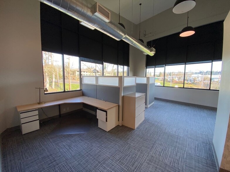 More Photos Of 735 E Clarendon St, Gladstone Office For Sale