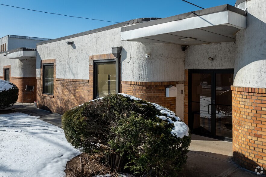 More Photos Of 801 E Linden Ave, Linden Warehouse For Lease