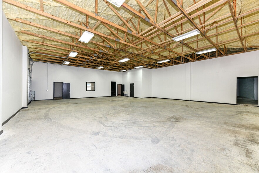More Photos Of 3910 E 21st St, Indianapolis Auto Repair For Sale