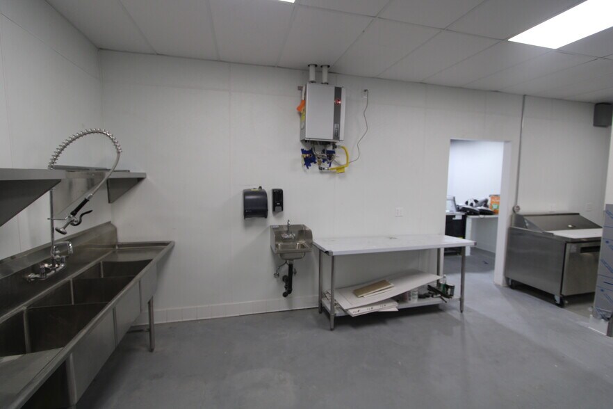 More Photos Of 10642-10650 Balboa Blvd, Granada Hills Storefront Retail Office For Lease