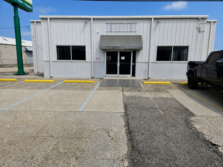 More Photos Of 10298 Airline Hwy, Saint Rose Service For Lease