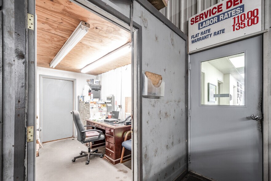 More Photos Of 1617 W Church St, Livingston General Retail For Sale