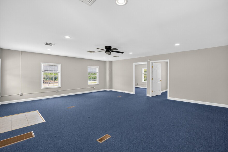 More Photos Of 168 Faulconerville Dr, Amherst Flex For Sale