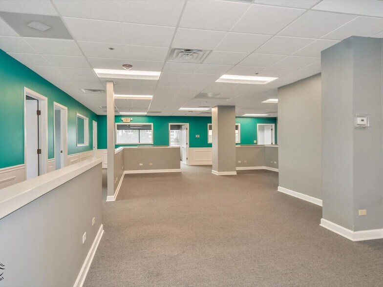 More Photos Of 1990 E Algonquin Rd, Schaumburg Office For Lease