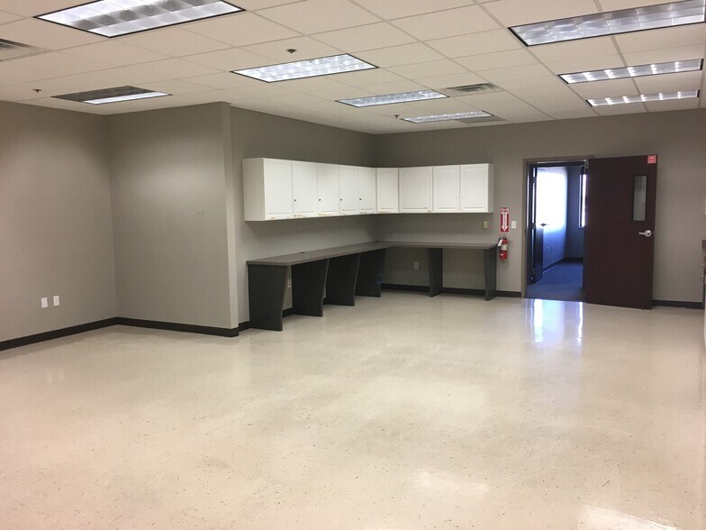 More Photos Of 2800 S Rock Rd, Wichita Office For Sale